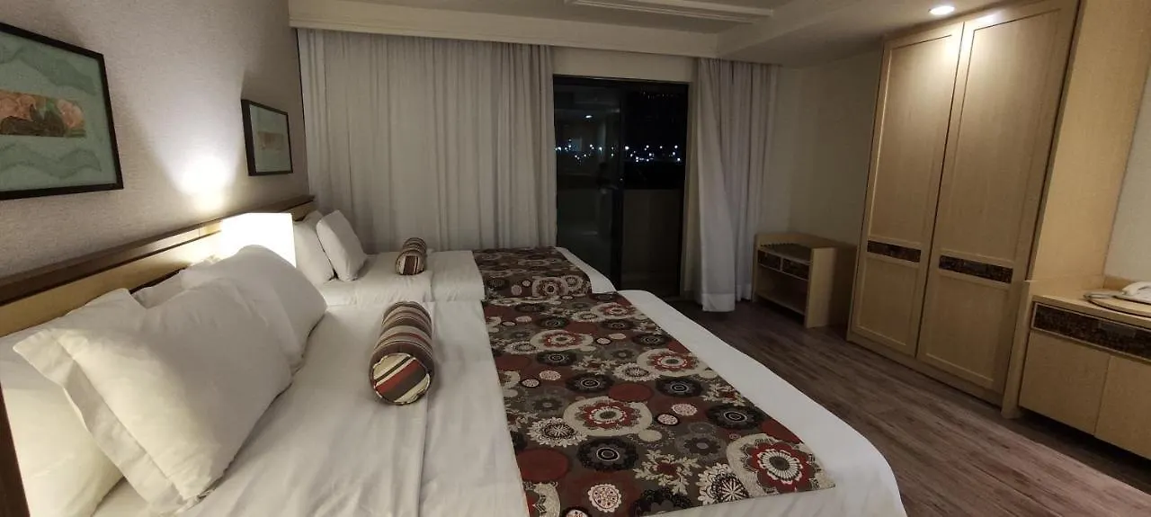 FLAT DE ALTO PADRÃO - ENORME - CENTRO DA CIDADE - 2 Camas - 1 Queen e 1 Solteiro - Arrumação Diária Gratuita - VISTA LINDA - VARANDA - COZINHA Brasília 4*,